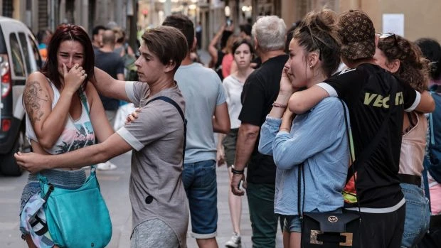 Người đi đường kinh hoàng trước vụ việc. Ảnh: SMH