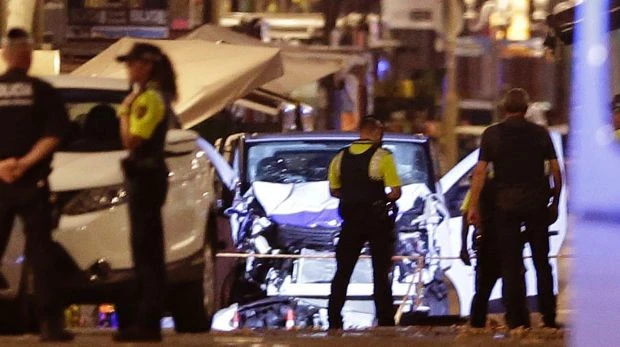 Cảnh sát đứng bên cạnh chiếc xe tải gây ra vụ khủng bố. Ảnh: AP