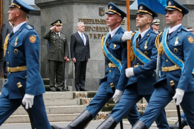 Bộ trưởng Quốc phòng Mỹ James Mattis (phải) và người đồng cấp Stepan Poltorak tại Kiev (Ukraine) ngày 24-8. Ảnh: REUTERS