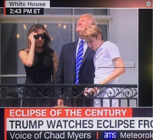 Bức ảnh chụp cảnh ông Trump nhìn trực tiếp vào mặt trời khi ngắm nhật thực cùng vợ con. Ảnh: TWITTER