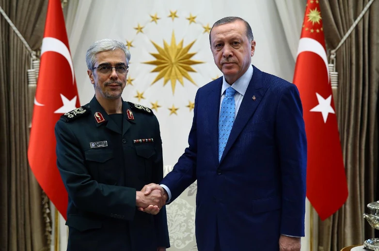 Tổng thống Thổ Nhĩ Kỳ (phải) Erdogan tiếp Tham mưu trưởng quân đội Iran Mohammad Baqeri ngày 16-8. Ảnh: REUTERS