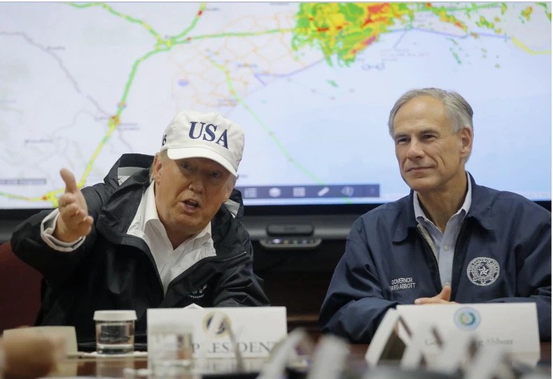 Tổng thống Mỹ Trump (trái) và Thống đốc Texas Greg Abbott nghe báo cáo về tình hình cứu hộ bão Harley ở Texas ngày 29-8. Ảnh: REUTERS