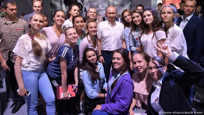 Tổng thống Putin với học sinh trường năng khiếu ở TP Sochi (Nga) hồi tháng 7. Ảnh: DPA