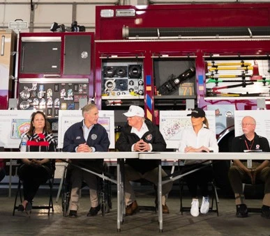 Bà Trump (thứ hai bên phải) mang giày đế bằng mềm màu trắng trong cuộc gặp với các quan chức Texas. Ảnh: NHÀ TRẮNG