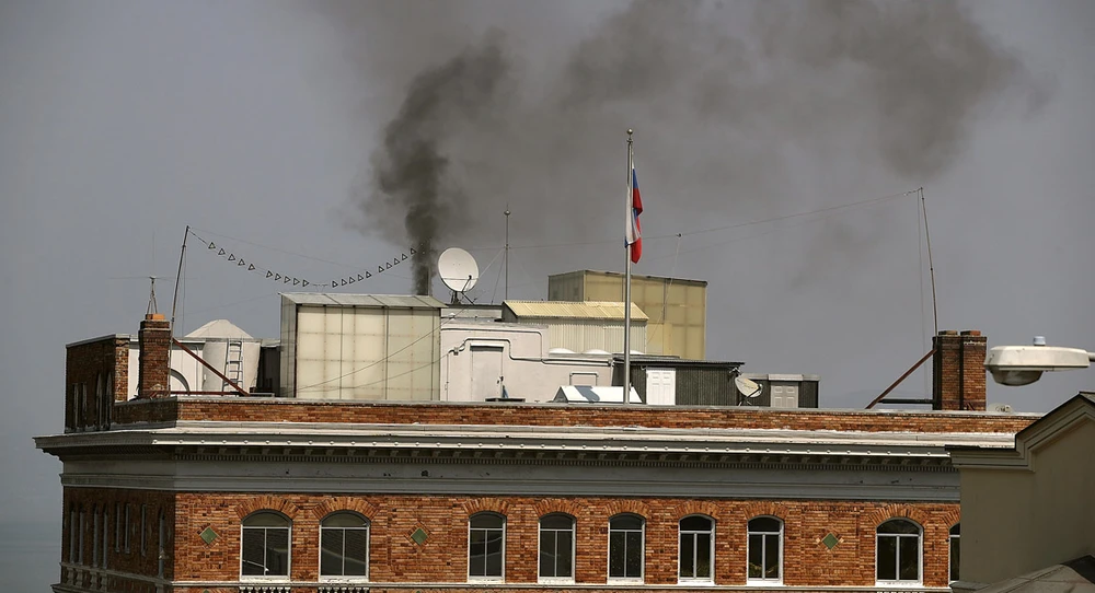 Khói bốc lên từ một ống khói trụ sở tổng lãnh sự quán Nga ở San Francisco, California (Mỹ) ngày 1-9. Ảnh: GETTY IMAGES