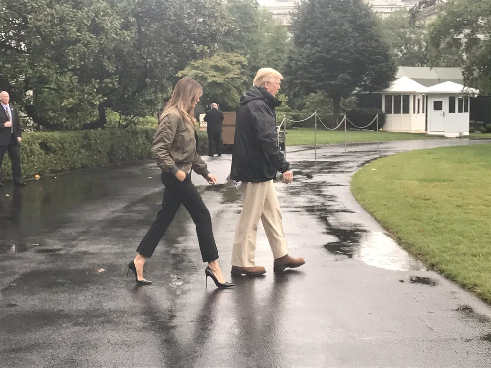 Bà Trump mang giày cao gót trước khi lên máy bay cùng chồng đến Texas. Ảnh: TWITTER
