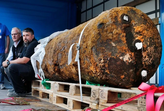 Các chuyên gia tháo bom bên cạnh quả “bom tấn” từ thời Thế chiến thứ 2 mà họ vừa tháo dỡ ngày 3-9. Ảnh: AP 