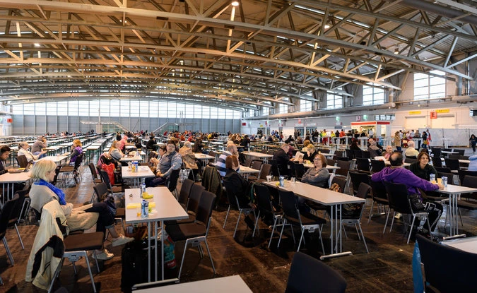 Cư dân TP Frankfurt (Đức) sơ tán chờ quả “bom tấn” được tháo dỡ. Ảnh: GETTY IMAGES 