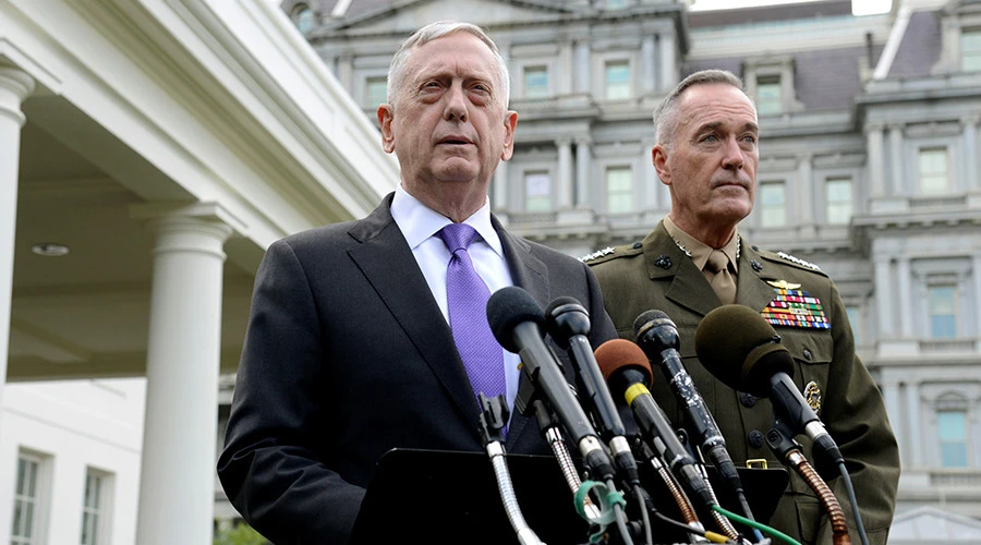 Bộ trưởng Quốc phòng Mỹ James Mattis (trái) cùng Chủ tịch Hội đồng Tham mưu trưởng quân đội Mỹ Joseph Dunford họp báo ra tuyên bố về Triều Tiên trước Nhà Trắng ngày 3-8. Ảnh REUTERS