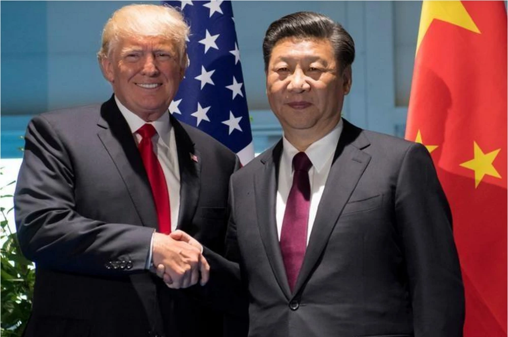 Tổng thống Mỹ Donald Trump (trái) và Chủ tịch Trung Quốc Tập Cận Bình gặp nhau tại dịp hội nghị G20 ở Hamburg (Đức) ngày 8-7. Ảnh: REUTERS