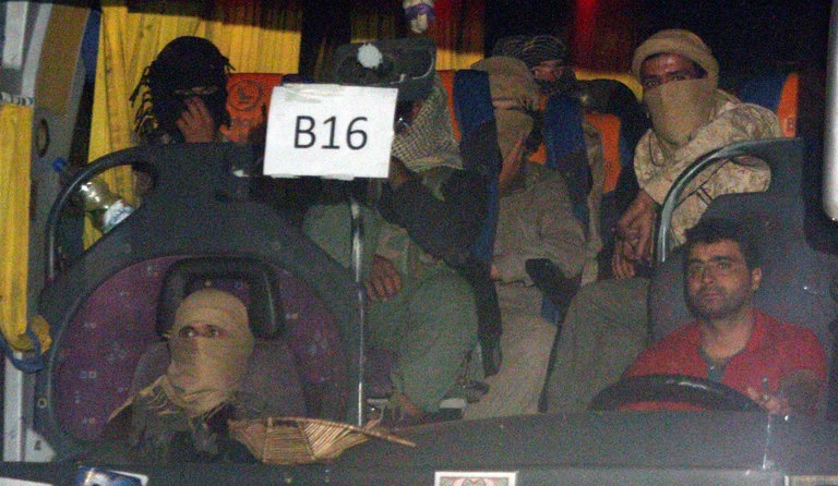 Phần tử IS trên một xe buýt ở vùng Qalamoun (Syria) từ ngày 28-8. Ảnh: AFP