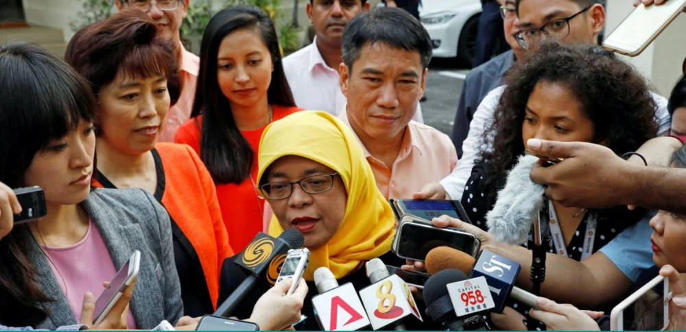 Bà Halimah Yacob phát biểu với báo chí sau khi được Ủy ban Bầu cử Tổng thống công nhận đủ tư cách tranh cử ngày 11-9. Ảnh: REUTERS