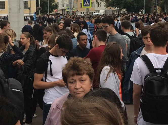 Dân Moscow sơ tán vì đe dọa đánh bom. Ảnh: RT