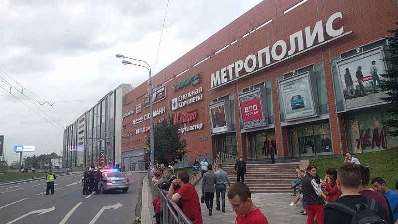 Cảnh sát tại hiện trường đe dọa đánh bom. Ảnh: RT