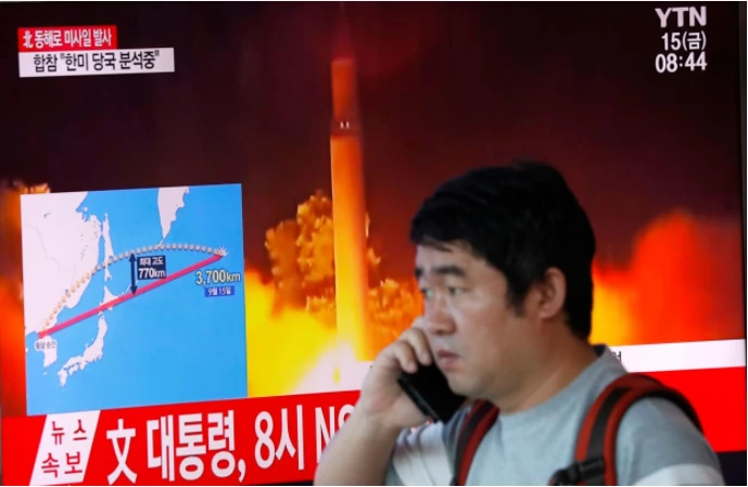 Truyền hình Seoul (Hàn Quốc) đưa tin về vụ phóng tên lửa của Triều Tiên sáng 15-9 ngang qua lãnh thổ Nhật. Ảnh: REUTERS