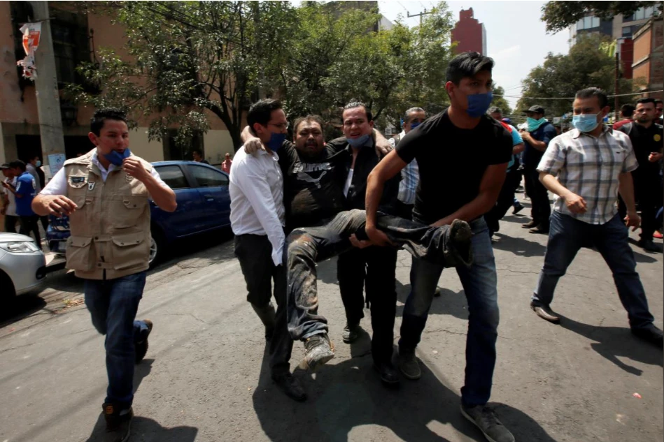 Người bị thương trong động đất. Ảnh: REUTERS