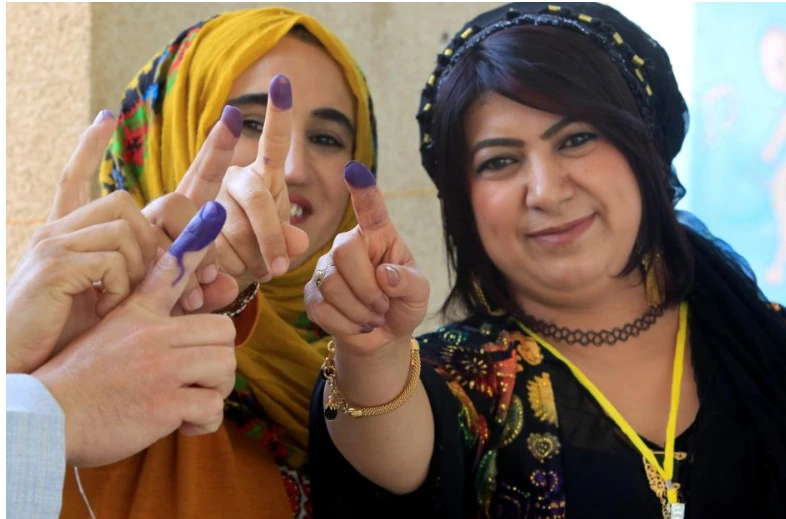 Người Kurd khoe dấu hiệu mình vừa bỏ phiếu trưng cầu, tại Halabja (Iraq) ngày 25-9. Ảnh: REUTERS