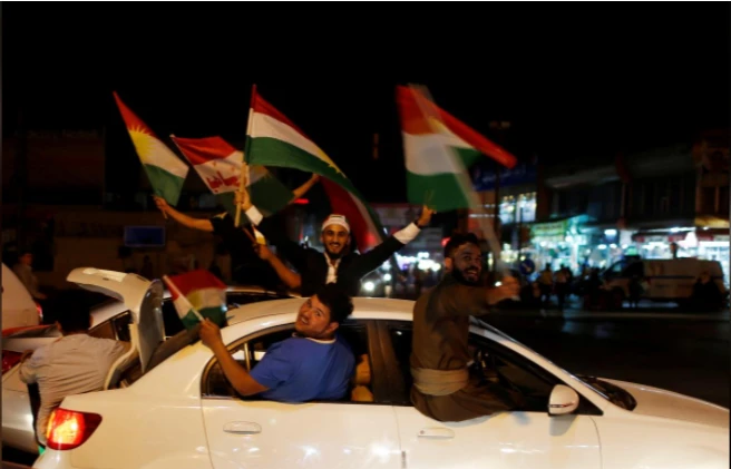 Người Kurd tại Iraq xuống đường mừng sự kiện trưng cầu độc lập ngày 25-9. Ảnh: REUTERS