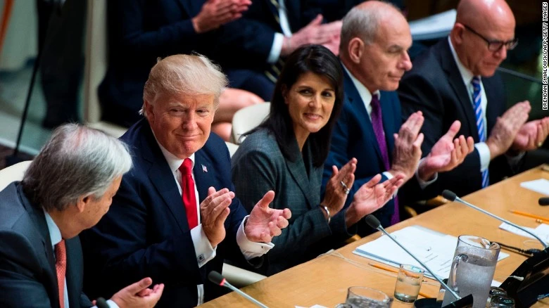 Nữ đại sứ Mỹ tại LHQ Nikki Haley và Tổng thống Mỹ Trump (thứ hai từ trái sang) trong một cuộc họp tại LHQ tuần trước. Ảnh: REUTERS