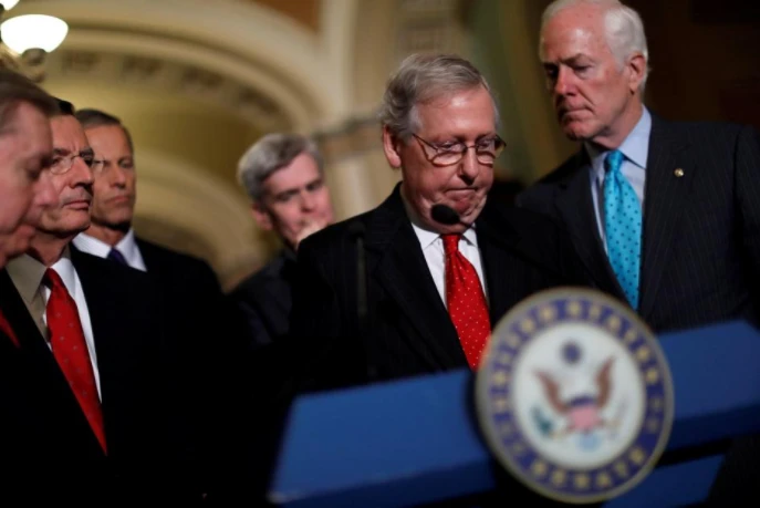Lãnh đạo phe đa số Cộng hòa Mitch McConnell trao đổi với báo chí tại Quốc hội ngày 26-9, sau khi Thượng viện quyết định hủy bỏ phiếu về dự luật thay thế Obamacare. Ảnh: REUTERS