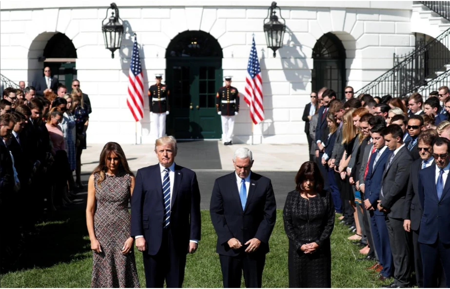 Vợ chồng Tổng thống Trump và Phó Tổng thống Pence tưởng niệm các nạn nhân vụ xả súng từ Nhà Trắng ngày 2-10. Ảnh: REUTERS