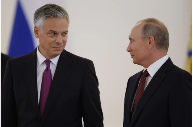 Tân đại sứ Mỹ tại Nga Jon Huntsman (trái) và Tổng thống Nga Vladimir Putin ngày 3-10. Ảnh: EPA