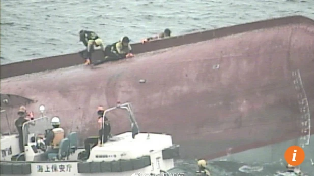 Cứu hộ tại hiện trường. Ảnh: SCMP