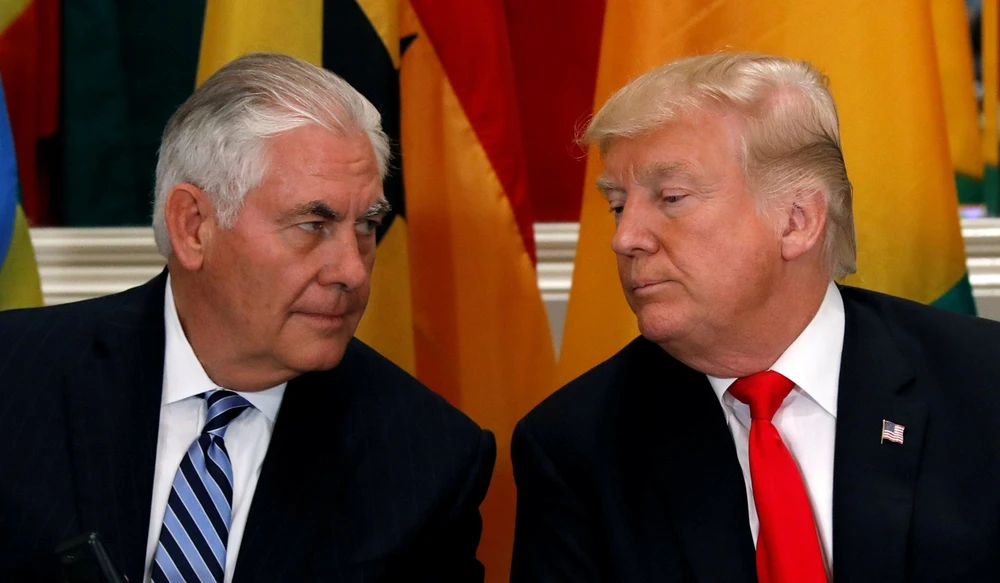 Tổng thống Mỹ Trump (phải) và Ngoại trưởng Mỹ Tilleson có nhiều bất đồng về chính sách. Ảnh: REUTERS