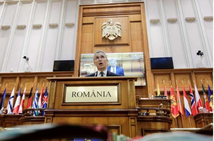 Tổng Thư ký NATO Jens Stoltenberg phát biểu tại kỳ họp quốc hội NATO lần thứ 63 ở Bucharest (Romiania) ngày 9-10. Ảnh: REUTERS