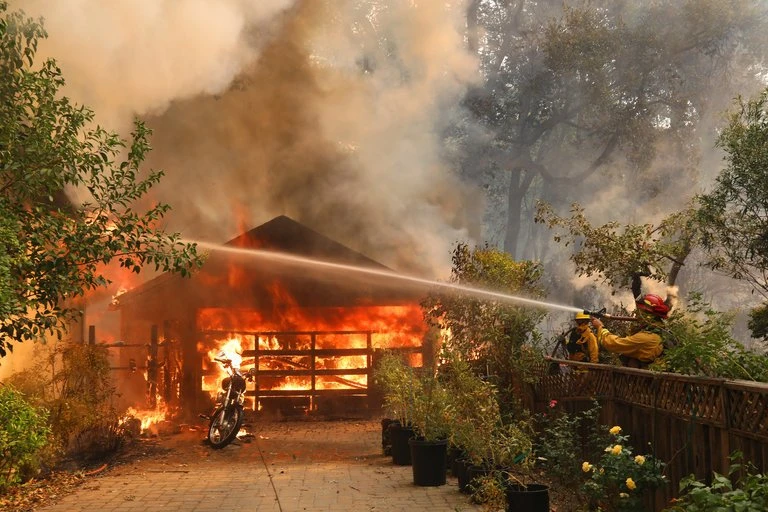 Một ngôi nhà bị chìm trong lửa ở vùng Glen Ellen, hạt Sonoma, California (Mỹ) ngày 9-10. Ảnh: NEW YORK TIMES