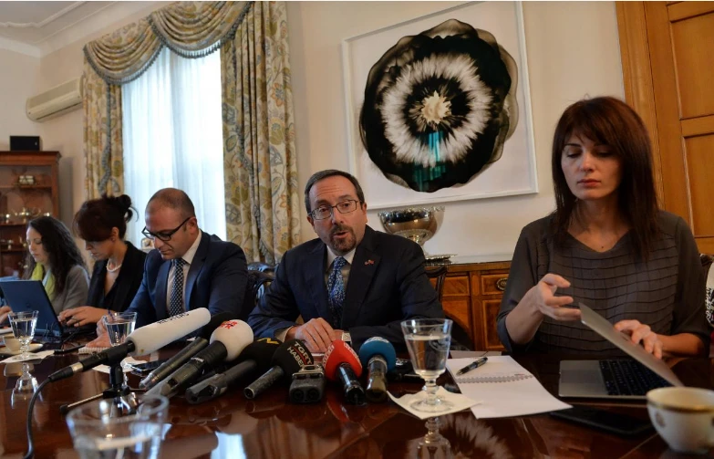 Đại sứ Mỹ John Bass (thú hai từ phải sang) trong cuộc gặp với truyền thông Thổ Nhĩ Kỳ ngày 11-10. Ảnh: REUTERS