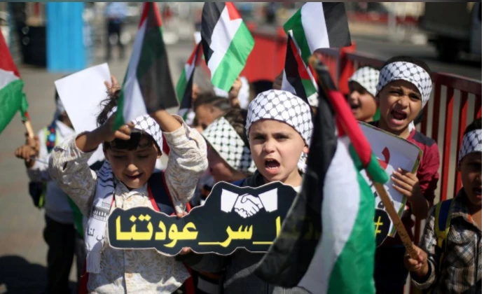 Hamas đã kiểm soát dải Gaza trong một thập niên. Trẻ em Palestine ở dải Gaza ăn mừng thỏa thuận hòa giải giữa Hamas và Fatah. Ảnh: REUTERS