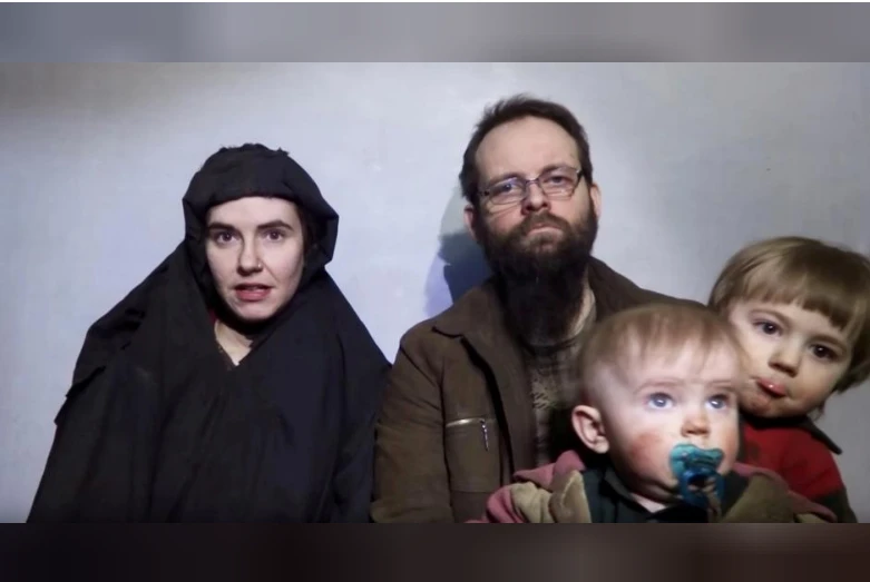 Người vợ Mỹ Caitlan Coleman, người chồng Canada Joshua Boyle và 2 con trai. REUTERS đưa hình ảnh chụp lại từ video Taliban công bố ngày 19-12-2016.
