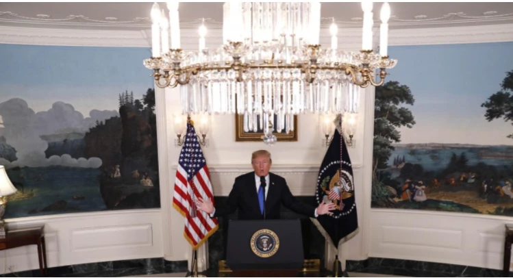 Tổng thống Mỹ Donald Trump phát biểu về thỏa thuận hạt nhân Iran từ Phòng Ngoại giao ở Nhà Trắng trưa 13-10. Ảnh: REUTERS