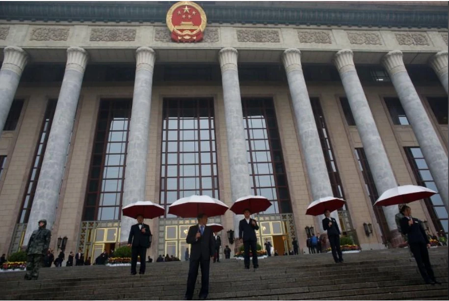 Nhân viên an ninh canh gác bên ngoài Đại lễ đường Nhân dân trước khi diễn ra Đại hội, ngày 18-10. Ảnh: REUTERS