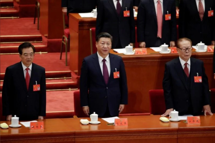 Chủ tịch Tập Cận Bình (giữa) cùng các nguyên Chủ tịch Trung Quốc Hồ Cẩm Đào (trái) và Giang Trạch Dân (phải) trong lễ hát quốc gia khai mạc đại hội ngày 18-10. Ảnh: REUTERS