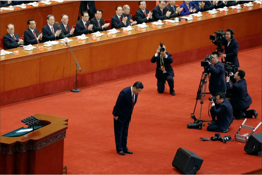 Ông Tập Cận Bình cúi chào đại hội trước khi phát biểu ngày 18-10. Ảnh: REUTERS