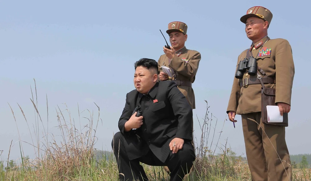 Lãnh đạo Triều Tiên trong một lần thị sát tập trận bắn tên lửa. Ảnh: SCMP