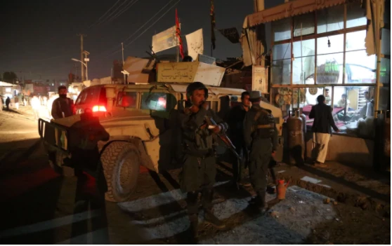 Cảnh sát canh giữ hiện trường vụ đánh bom tự sát ở đền thờ Imam Zaman ở Kabul (Afghanistan) tối 20-10. Ảnh: THX