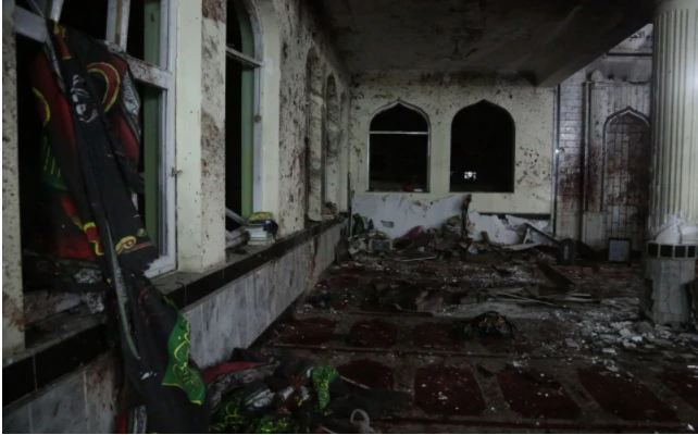 Hiện trường vụ đánh bom tự sát ở đền thờ Imam Zaman ở Kabul (Afghanistan) tối 20-10. Ảnh: THX