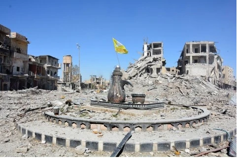 Vòng xoay Al-Na’im ở Raqqa (Syria) tan hoang trong giao tranh. Địa điểm này là nơi IS tổ chức hành hình công cộng. Ảnh: EPA