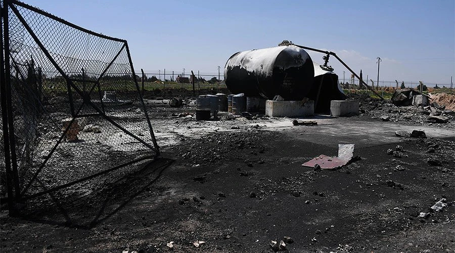 Căn cứ không quân Shayrat của Syria hứng tên lửa hành trình Tomahawk của Mỹ. Ảnh: RT