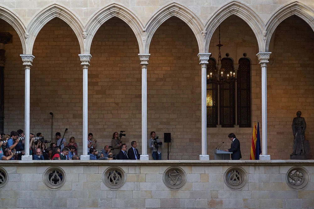 Ông Carles Puigdemont, Thủ hiến Catalonia phát biểu tại TP Catalonia, thủ phủ Catalonia (Tây Ban Nha) ngày 26-10. Ảnh: NEW YORK TIMES
