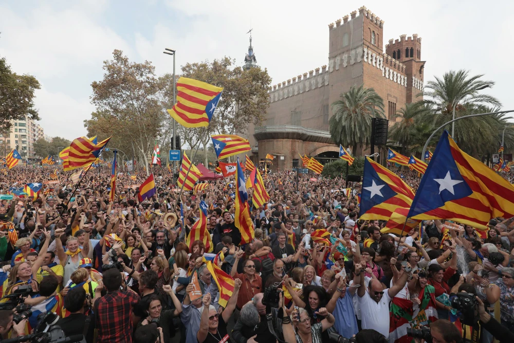 Người dân Barcelona đổ ra đường ăn mừng trong khi nghị viện Catalonia bỏ phiếu đồng ý độc lập khỏi Tây Ban Nha. Ảnh: REUTERS