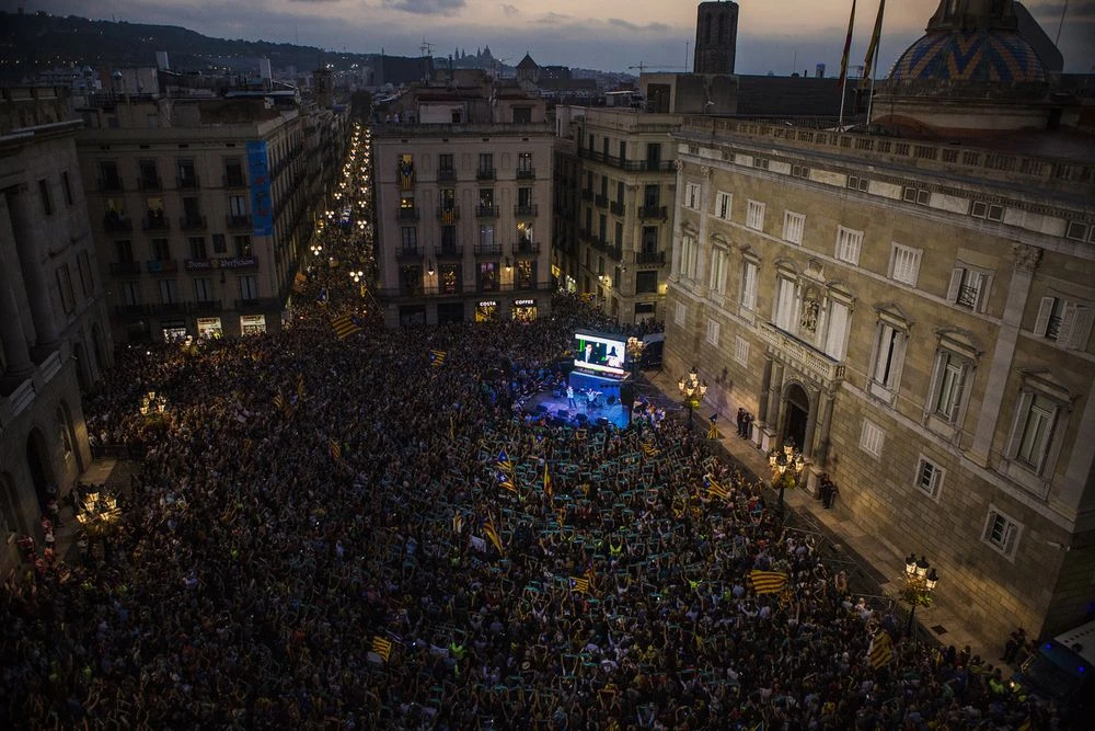 Người dân Catalonia ăn mừng sau khi nghị viện Catalonia tuyên bố độc lập, ngày 27-10. Ảnh: BLOOMBERG