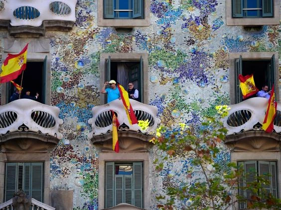 Người dân Catalonia biểu tình ở Barcelona ngày 29-10 phản đối độc lập. Ảnh: AFP