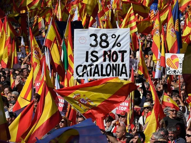 Người Catalonia ủng hộ thống nhất biểu tình ở Barcelona ngày 29-10, mang biểu ngữ “38% không phải Catalonia” – chỉ tỷ lệ dân Catalonia đi bỏ phiếu trong ngày trưng cầu độc lập. Ảnh: AFP