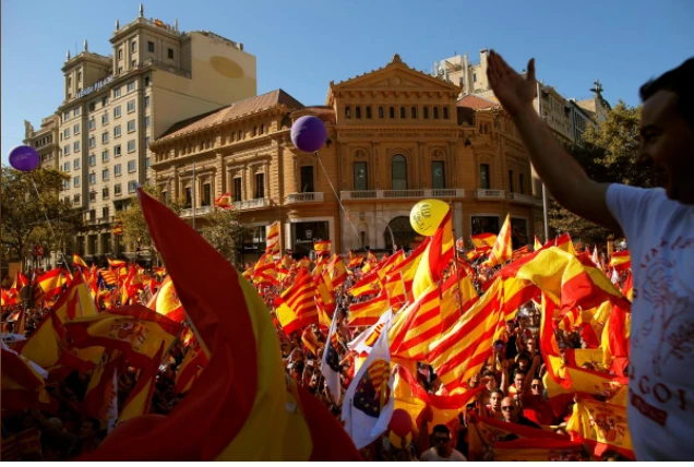 Người Catalonia mang cờ Tây Ban Nha xuống đường ở Barcelona biểu tình ủng hộ thống nhất, phản đối độc lập, ngày 29-10. Ảnh: REUTERS