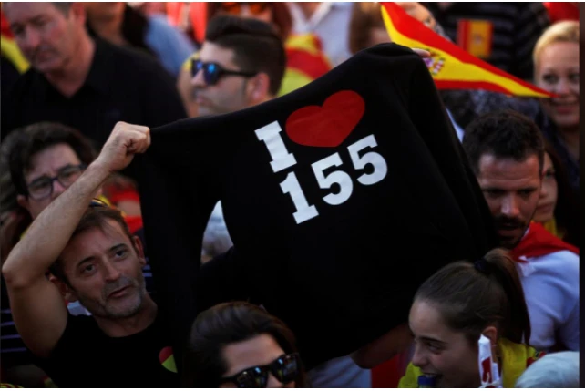 Biểu ngữ “Tôi yêu Điều 155” – cho phép chính phủ trung ương tước quyền tự trị Catalonia được người Catalonia mang trong cuộc biểu tình ủng hộ thống nhất, phản đối độc lập, ngày 29-10. Ảnh: REUTERS