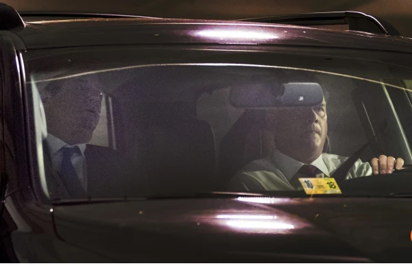 Ông Manafort rời nhà trên xe hơi, sẽ nộp mình trong ngày 30-10. Ảnh: SCMP